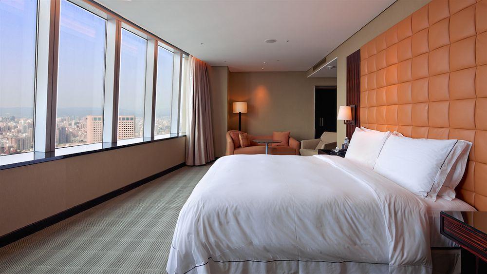 The Landis Taichung Hotel Exterior photo A bedroom at the hotel