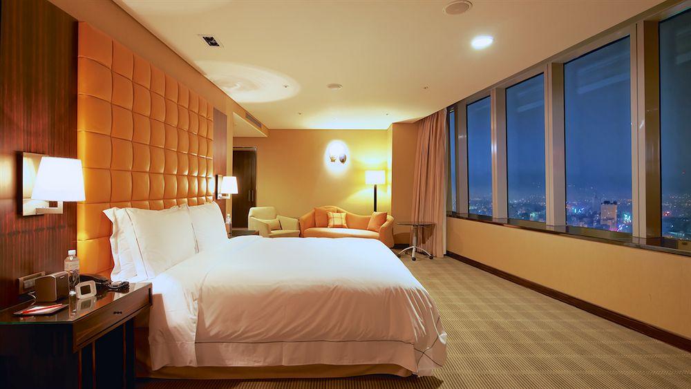 The Landis Taichung Hotel Exterior photo A bedroom at the hotel