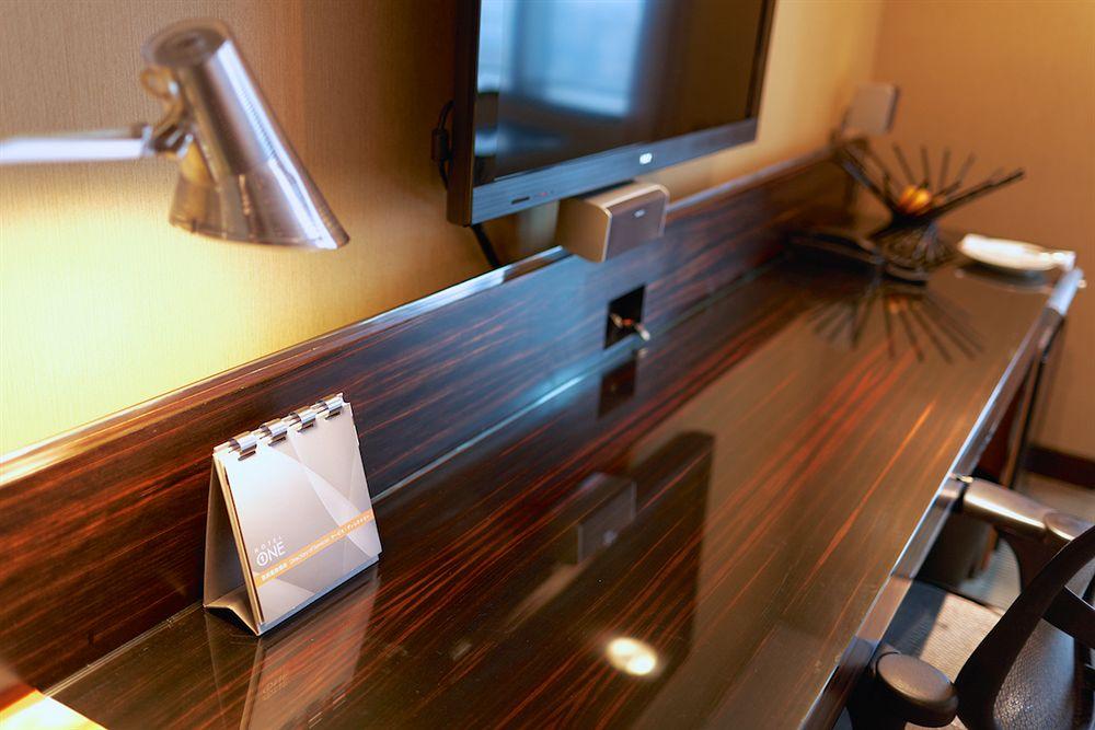 The Landis Taichung Hotel Exterior photo A hotel room with a calendar