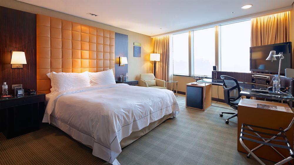 The Landis Taichung Hotel Exterior photo A room at the hotel