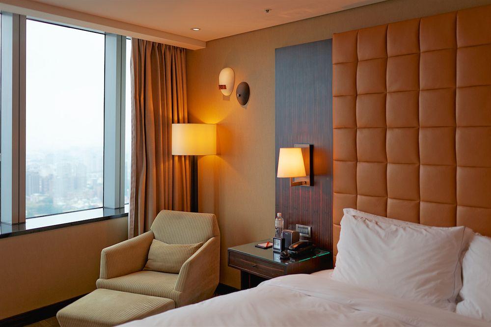 The Landis Taichung Hotel Exterior photo A room at the hotel
