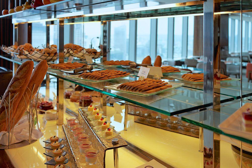 The Landis Taichung Hotel Exterior photo A pastry display