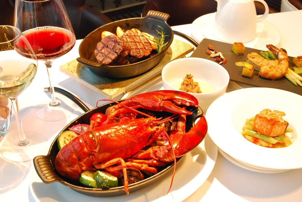 The Landis Taichung Hotel Exterior photo A lobster dinner