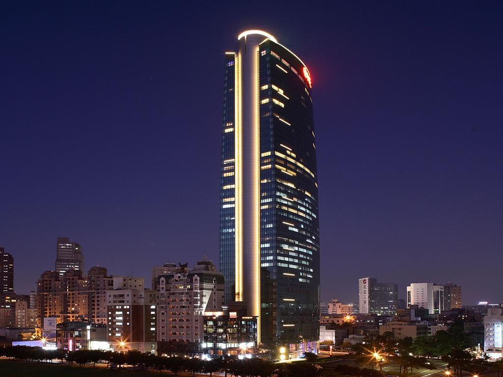 The Landis Taichung Hotel Exterior photo The hotel at night
