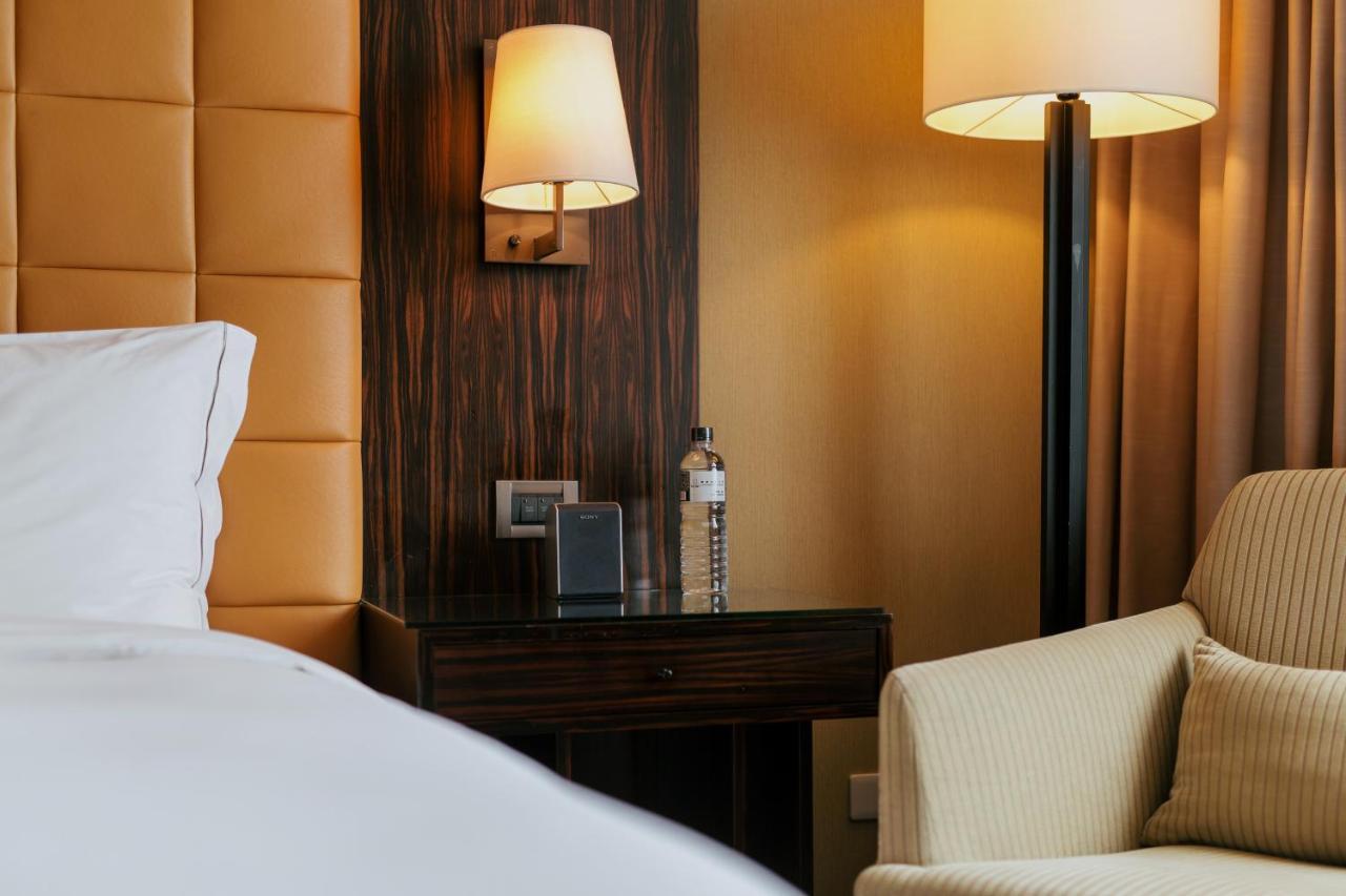 The Landis Taichung Hotel Exterior photo A wall-mounted light