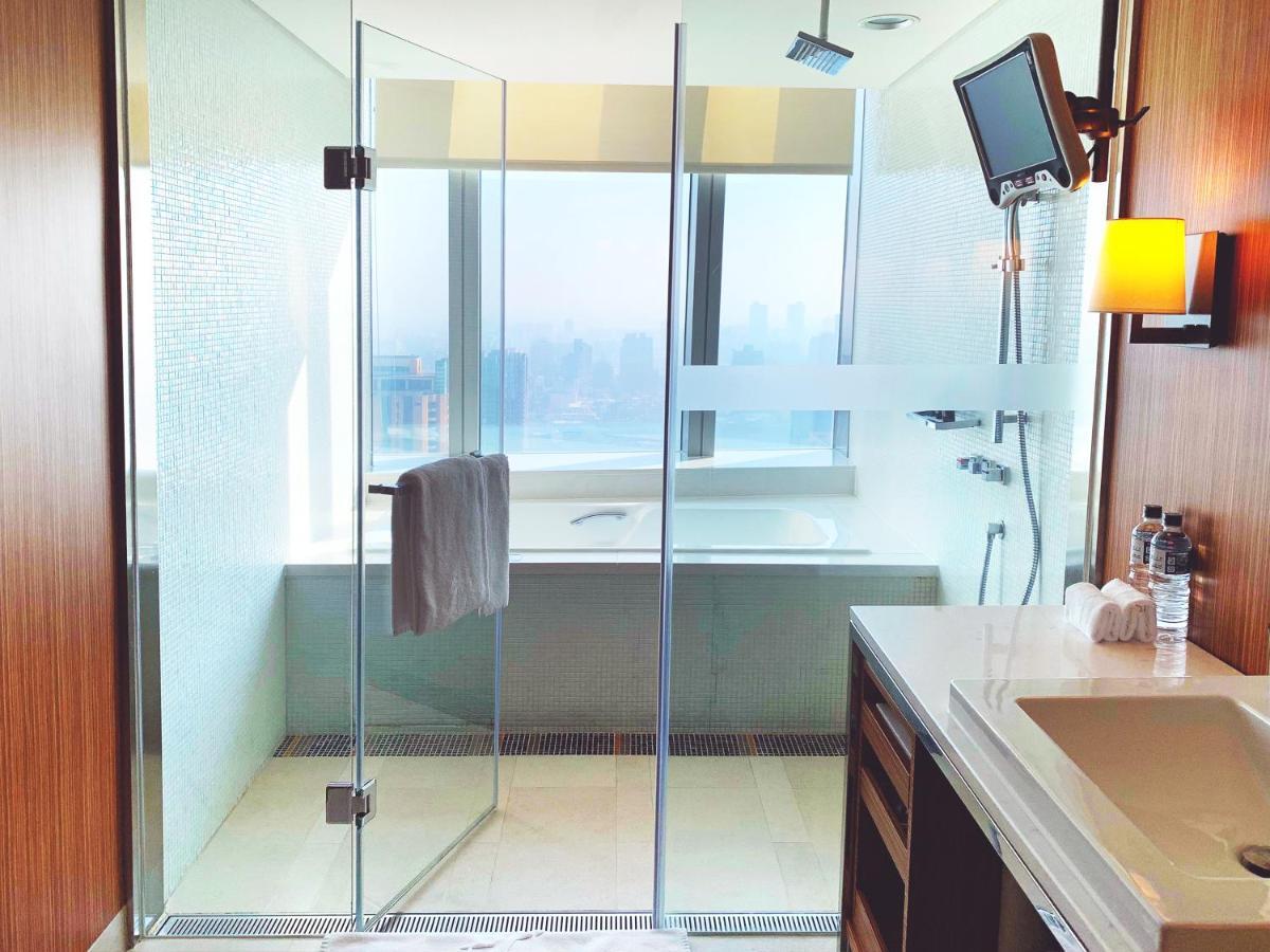 The Landis Taichung Hotel Exterior photo A shower enclosure
